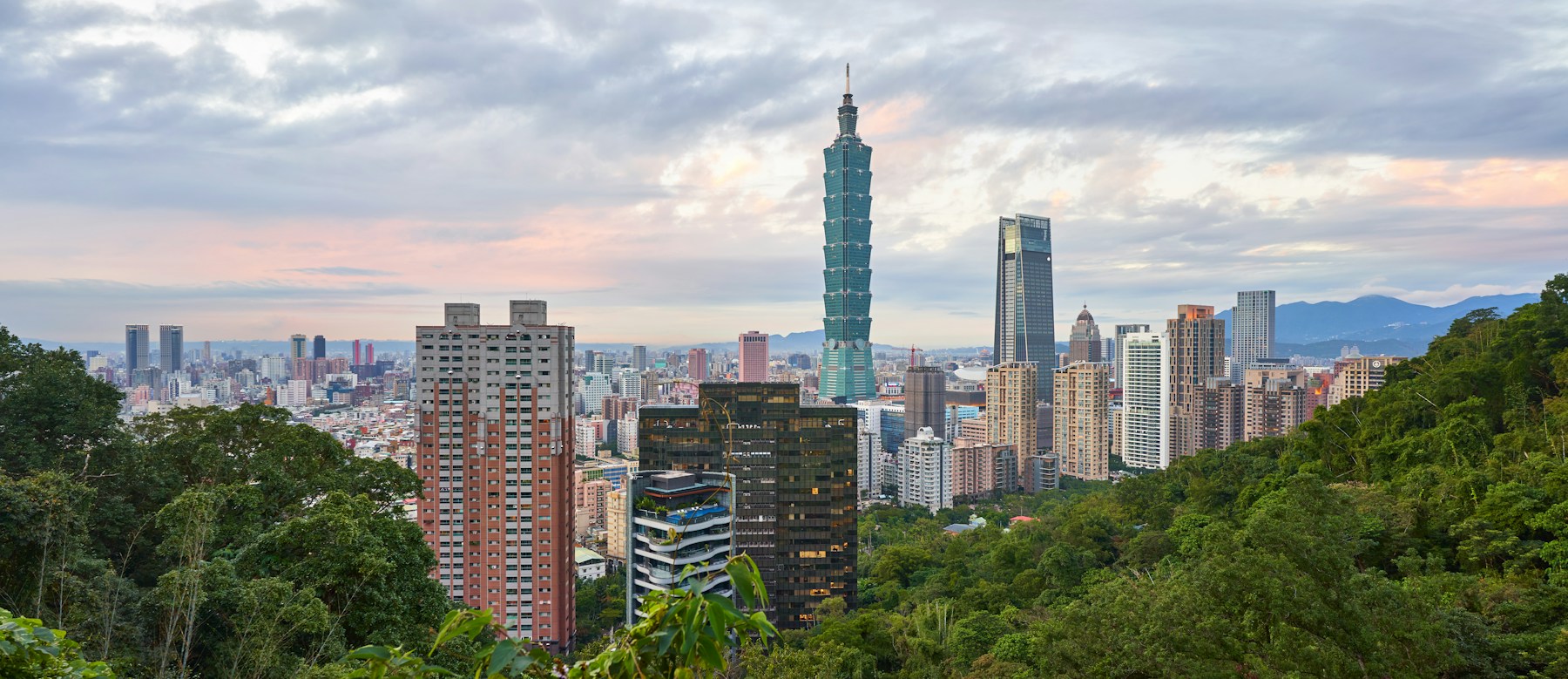 傍晚的台北天际线,台北101与远山相映